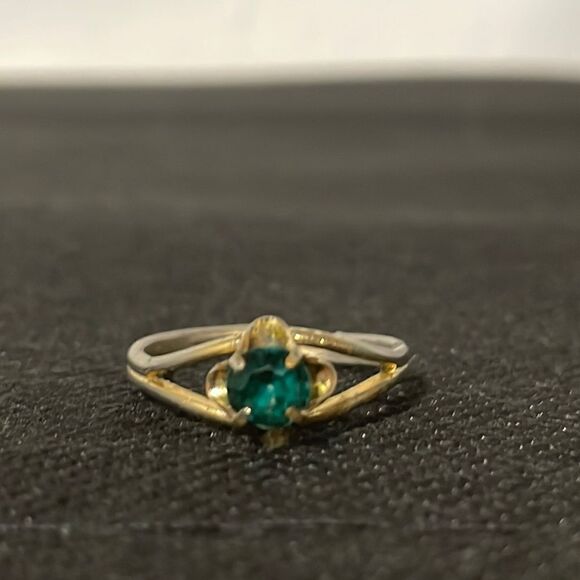 Adjustable metal ring with green gem - Picture 2 of 5